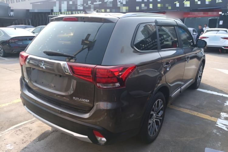 Used Mitsubishi Outlander 2018 2.0L Two-Wheel-Drive Jiale Edition 7-Seater Rear Right 45 Deg