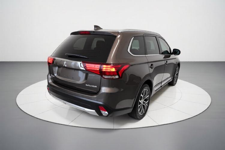 Used Mitsubishi Outlander 2018 2.0L Two-Wheel Drive Glory Edition 5 Seats Rear Right 45 Deg