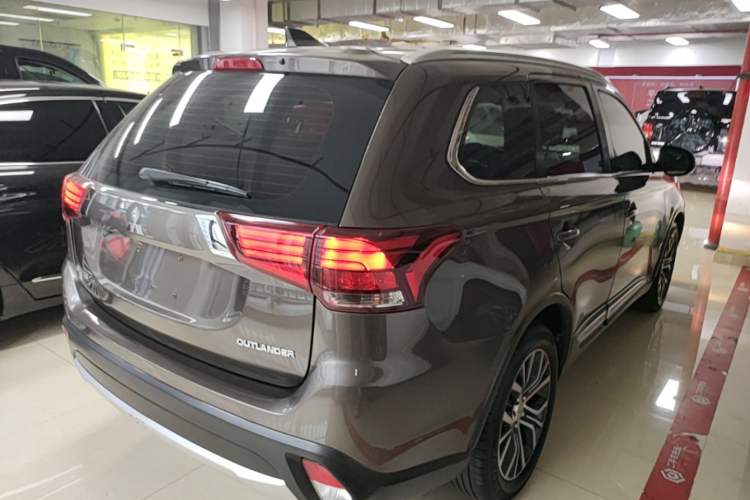 Used Mitsubishi Outlander 2018 2.0L Two-Wheel Drive Glory Edition 5 Seats Rear Right 45 Deg