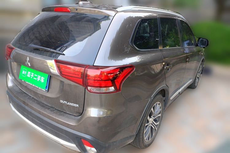 Used Mitsubishi Outlander 2018 2.0L Two-Wheel Drive Glory Edition 5 Seats Rear Right 45 Deg