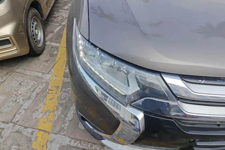 Used Mitsubishi Outlander 2018 2.4L 4x4 Luxury Edition 7-Seater Right Front Headlight