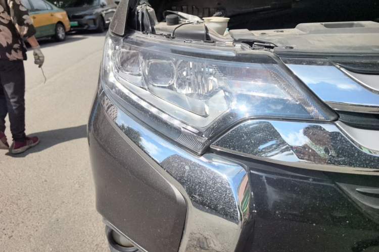 Used Mitsubishi Outlander 2018 2.4L 4x4 Elite Edition 5 Seats Right Front Headlight