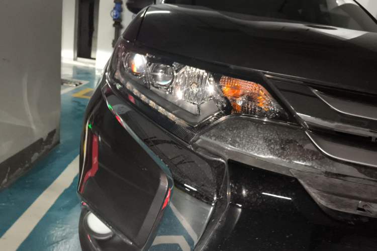 Used Mitsubishi Outlander 2018 2.4L 4x4 Elite Edition 5 Seats Right Front Headlight