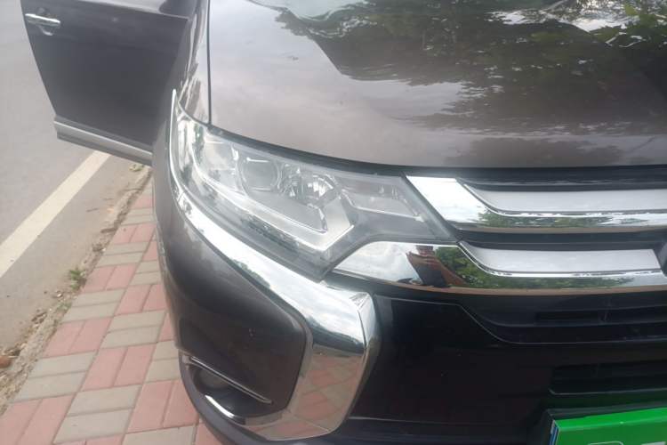 Used Mitsubishi Outlander 2018 2.4L 4x4 Elite Edition 5 Seats Right Front Headlight