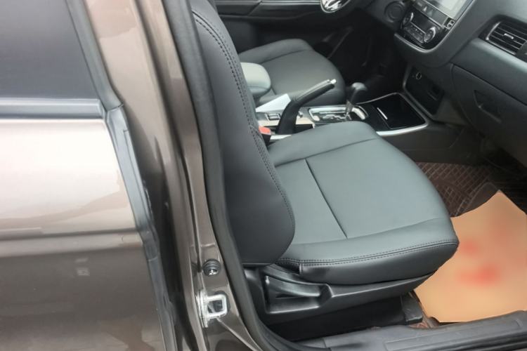Used Mitsubishi Outlander 2018 2.0L Two-Wheel Drive Glory Edition 5 Seats Right Front Seat
