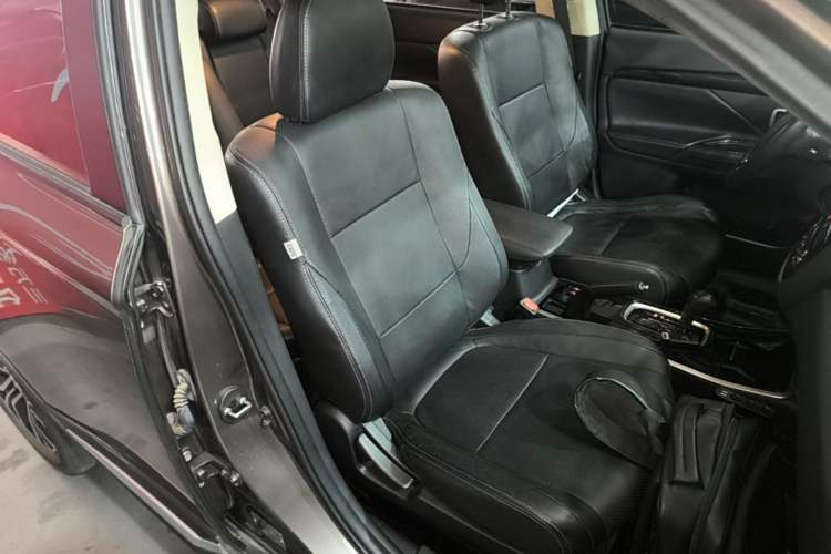 Used Mitsubishi Outlander 2018 2.0L Two-Wheel-Drive Jiale Edition 7-Seater Right Front Seat