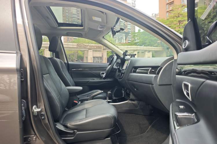 Used Mitsubishi Outlander 2018 2.0L Two-Wheel Drive Glory Edition 5 Seats Right Front Seat