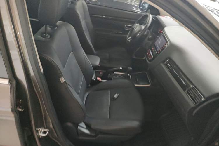 Used Mitsubishi Outlander 2018 2.0L Two-Wheel Drive Glory Edition 5 Seats Right Front Seat
