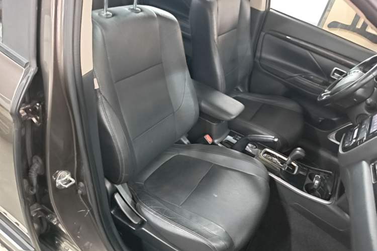 Used Mitsubishi Outlander 2018 2.0L Two-Wheel-Drive Jiale Edition 7-Seater Right Front Seat