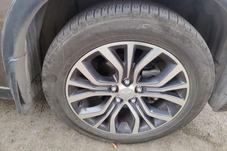 Used Mitsubishi Outlander 2018 2.0L Two-Wheel Drive Glory Edition 5 Seats Right Front Wheel Hub