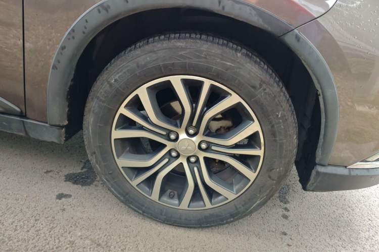 Used Mitsubishi Outlander 2018 2.4L 4x4 Elite Edition 5 Seats Right Front Wheel Hub