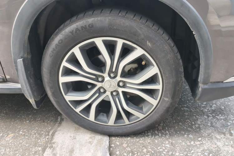 Used Mitsubishi Outlander 2018 2.0L Two-Wheel Drive Glory Edition 5 Seats Right Front Wheel Hub
