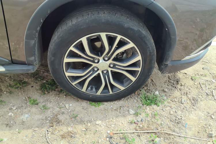 Used Mitsubishi Outlander 2018 2.0L Two-Wheel Drive Glory Edition 5 Seats Right Front Wheel Hub