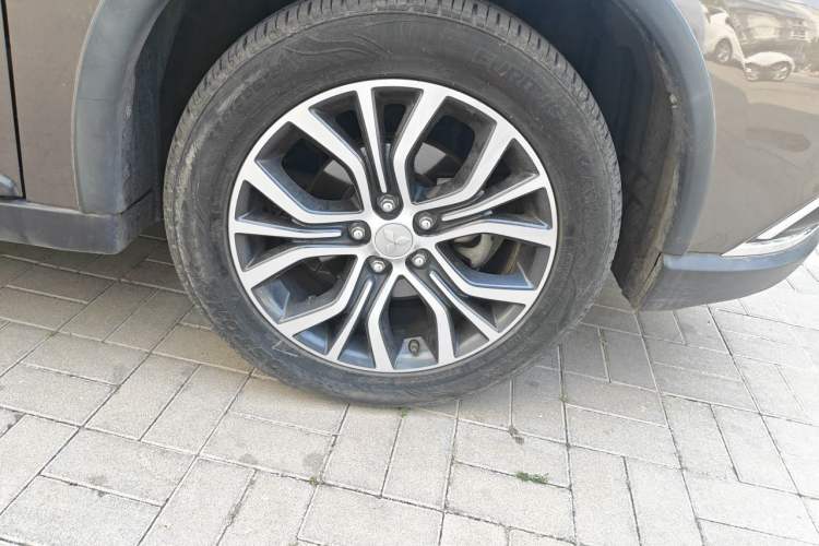 Used Mitsubishi Outlander 2018 2.4L 4x4 Elite Edition 5 Seats Right Front Wheel Hub