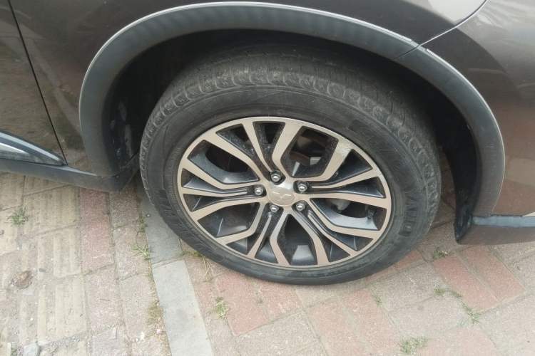 Used Mitsubishi Outlander 2018 2.4L 4x4 Luxury Edition 7-Seater Right Front Wheel Hub