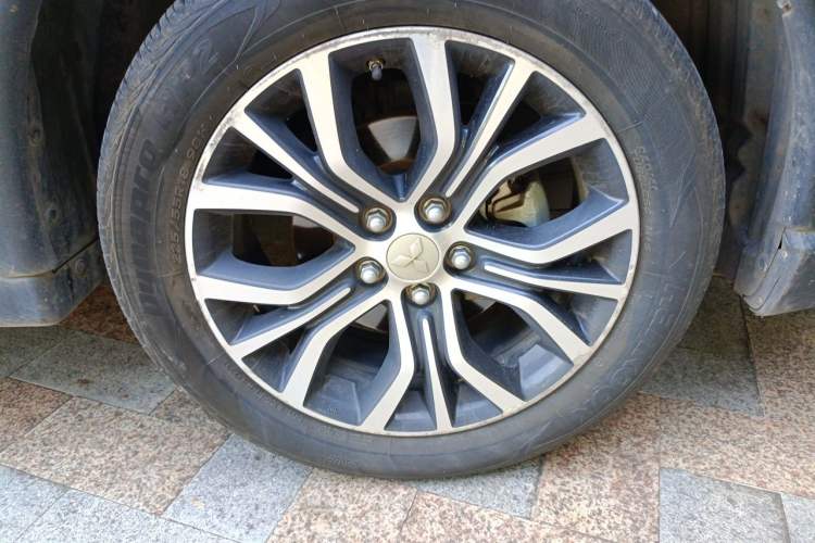 Used Mitsubishi Outlander 2018 2.0L Two-Wheel Drive Glory Edition 5 Seats Right Front Wheel Hub