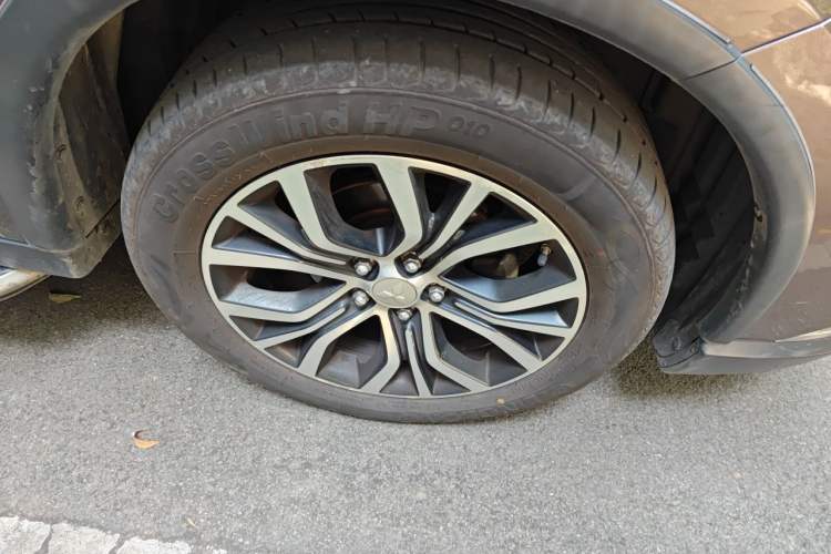 Used Mitsubishi Outlander 2018 2.4L 4x4 Elite Edition 5 Seats Right Front Wheel Hub