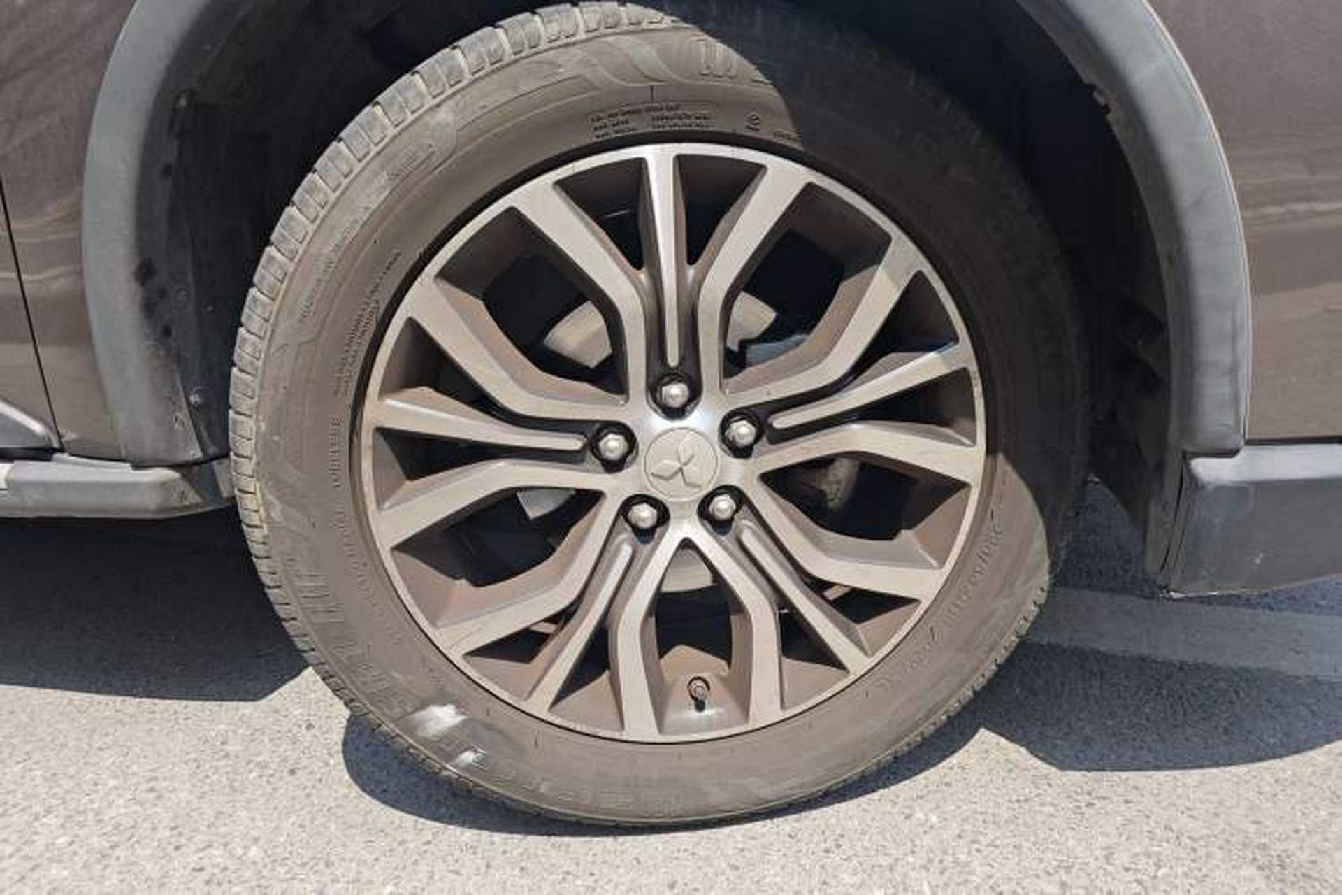 Used Mitsubishi Outlander 2018 2.0L Two-Wheel Drive Glory Edition 5 Seats Right Front Wheel Hub
