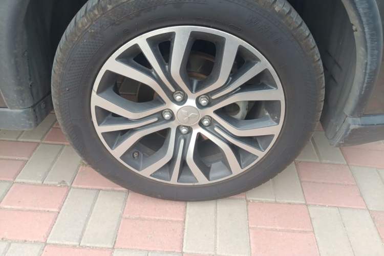 Used Mitsubishi Outlander 2018 2.4L 4x4 Elite Edition 5 Seats Right Front Wheel Hub