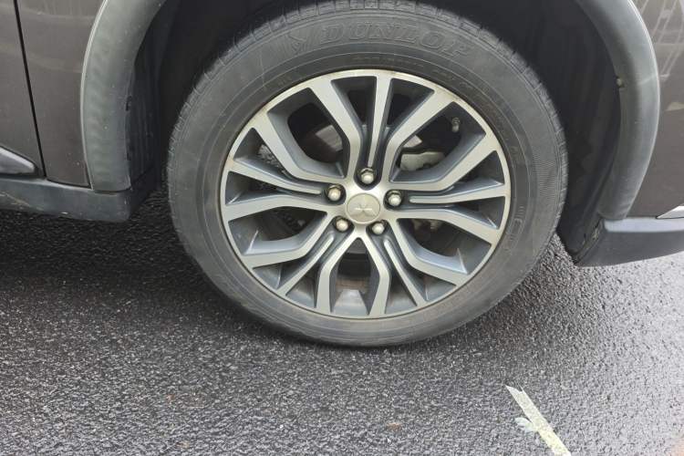 Used Mitsubishi Outlander 2018 2.4L 4x4 Prestige Edition 7 Seats Right Front Wheel Hub