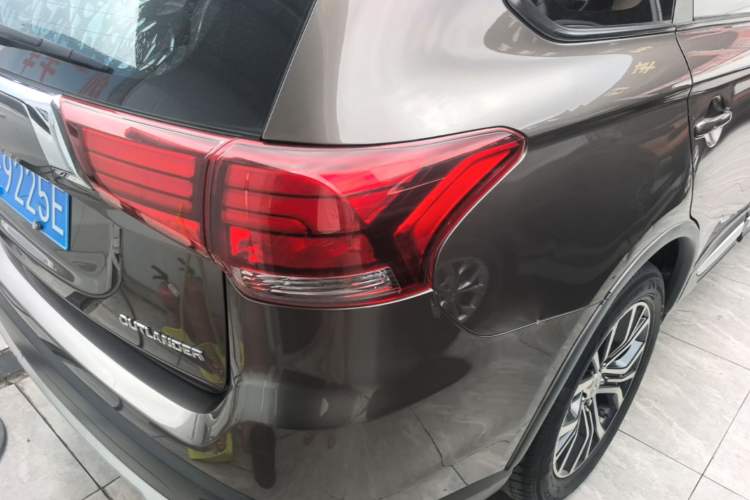 Used Mitsubishi Outlander 2018 2.0L Two-Wheel Drive Glory Edition 5 Seats Right Rear Taillight
