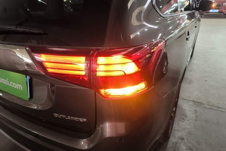 Used Mitsubishi Outlander 2018 2.0L Two-Wheel-Drive Jiale Edition 7-Seater Right Rear Taillight