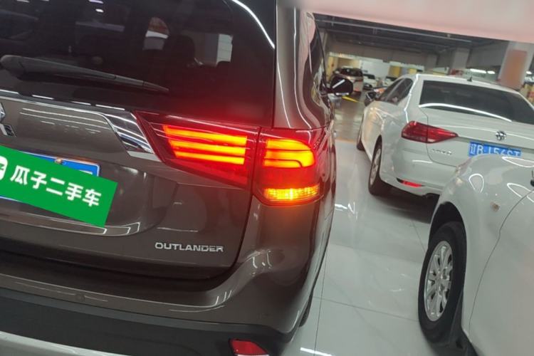 Used Mitsubishi Outlander 2018 2.4L 4x4 Elite Edition 5 Seats Right Rear Taillight