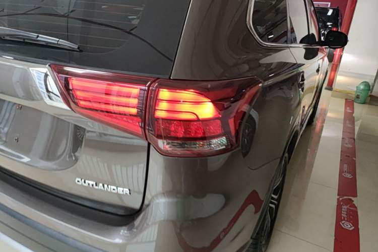 Used Mitsubishi Outlander 2018 2.0L Two-Wheel Drive Glory Edition 5 Seats Right Rear Taillight