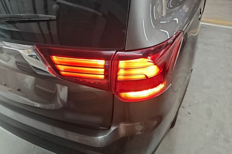Used Mitsubishi Outlander 2018 2.0L Two-Wheel-Drive Jiale Edition 7-Seater Right Rear Taillight