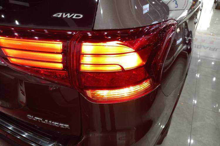 Used Mitsubishi Outlander 2018 2.4L 4x4 Elite Edition 5 Seats Right Rear Taillight
