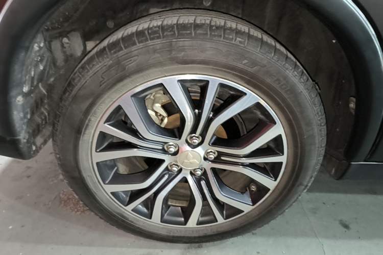 Used Mitsubishi Outlander 2018 2.0L Two-Wheel-Drive Jiale Edition 7-Seater Right Rear Wheel Hub