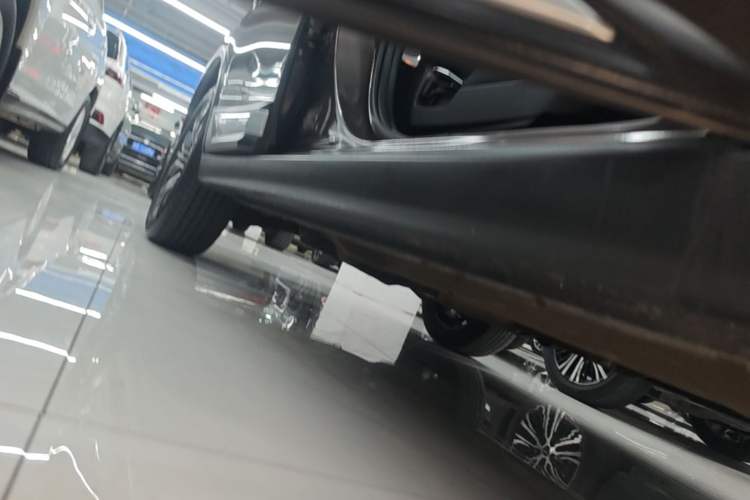 Used Mitsubishi Outlander 2018 2.4L 4x4 Elite Edition 5 Seats Right Side Sill