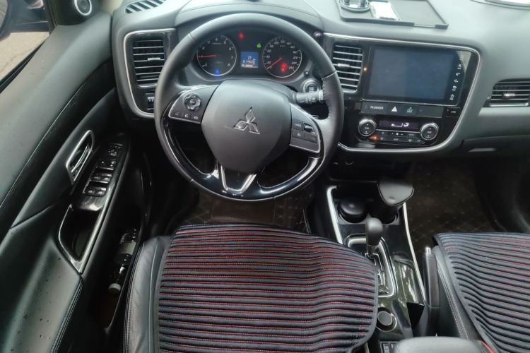 Used Mitsubishi Outlander 2018 2.0L Two-Wheel Drive Glory Edition 5 Seats Steering Wheel