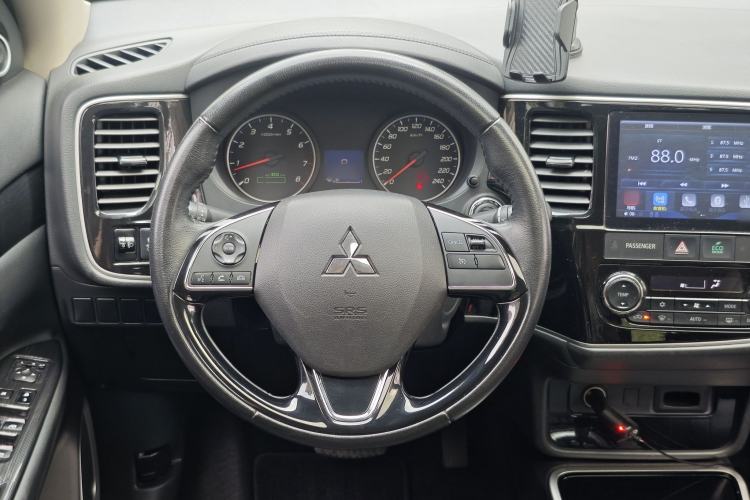 Used Mitsubishi Outlander 2018 2.0L Two-Wheel Drive Glory Edition 5 Seats Steering Wheel
