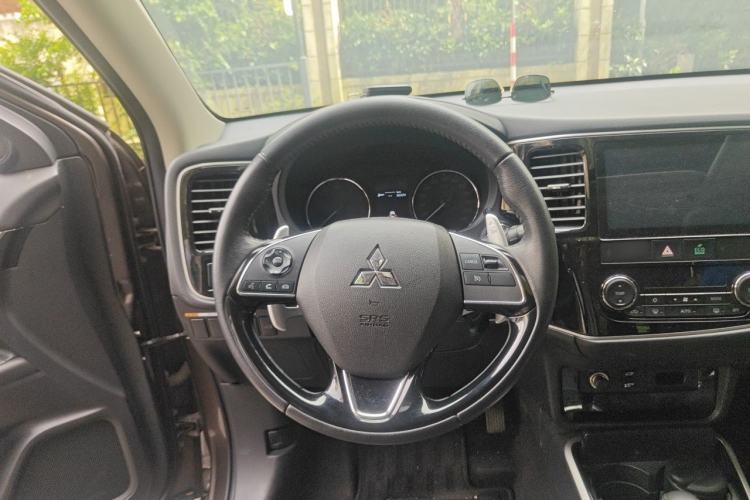 Used Mitsubishi Outlander 2018 2.4L 4x4 Luxury Edition 7-Seater Steering Wheel