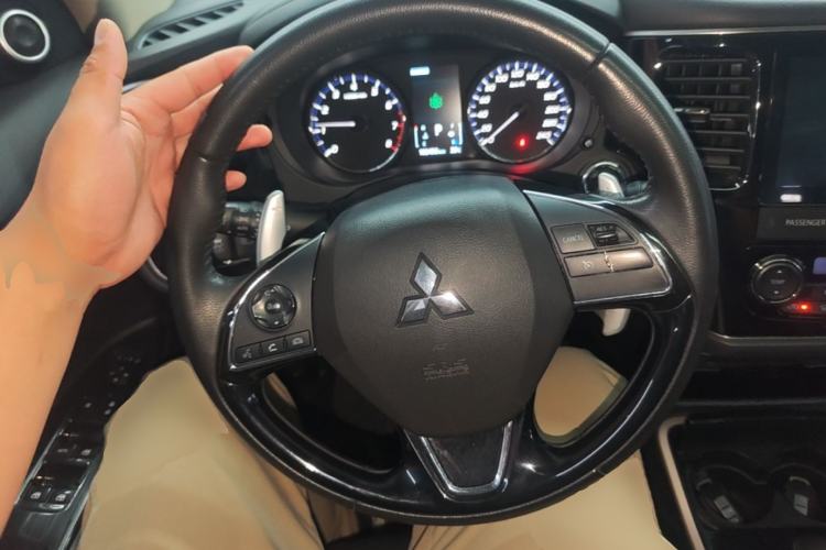 Used Mitsubishi Outlander 2018 2.4L 4x4 Elite Edition 5 Seats Steering Wheel