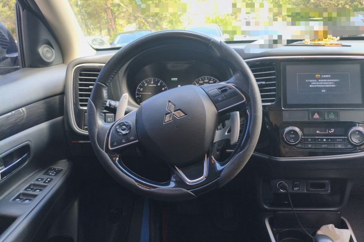 Used Mitsubishi Outlander 2018 2.4L 4x4 Elite Edition 5 Seats Steering Wheel