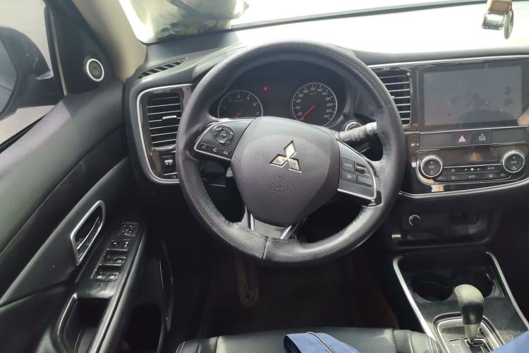 Used Mitsubishi Outlander 2018 2.0L Two-Wheel Drive Glory Edition 5 Seats Steering Wheel