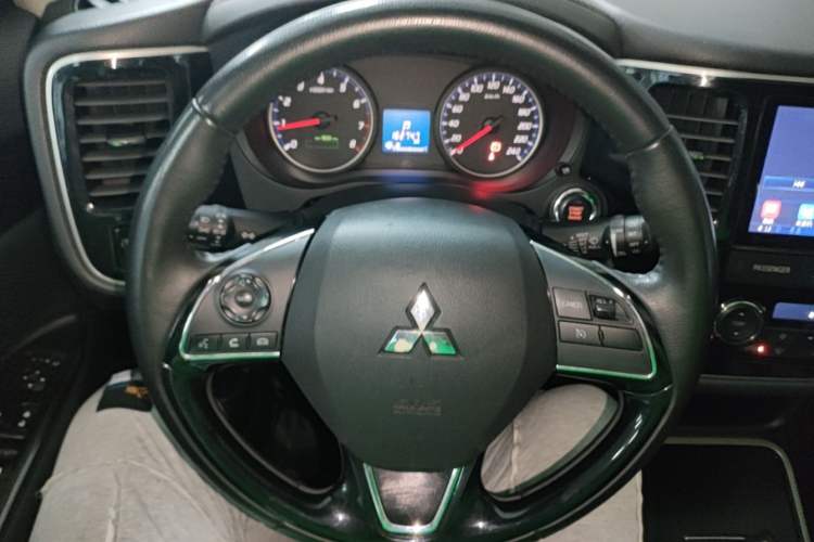 Used Mitsubishi Outlander 2018 2.0L Two-Wheel Drive Glory Edition 5 Seats Steering Wheel