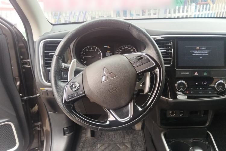 Used Mitsubishi Outlander 2018 2.4L 4x4 Luxury Edition 7-Seater Steering Wheel