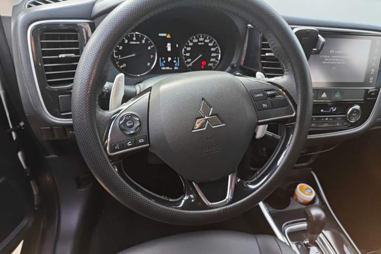 Used Mitsubishi Outlander 2018 2.4L 4x4 Luxury Edition 7-Seater Steering Wheel