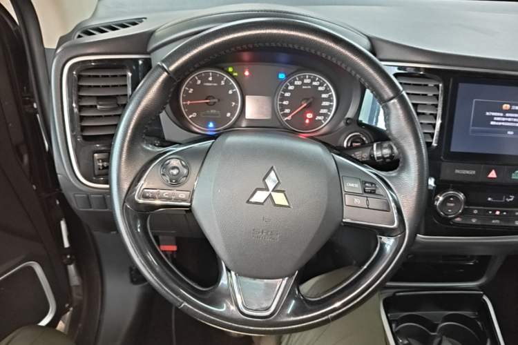 Used Mitsubishi Outlander 2018 2.0L Two-Wheel-Drive Jiale Edition 7-Seater Steering Wheel