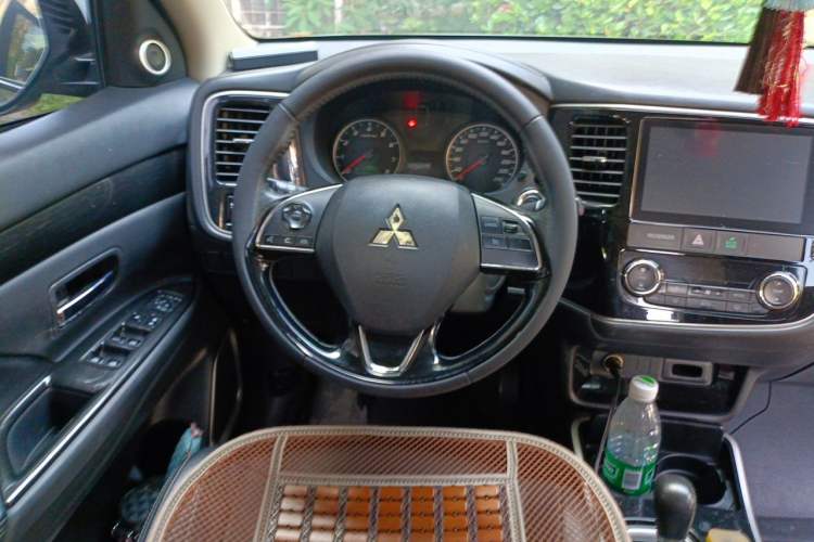 Used Mitsubishi Outlander 2018 2.0L Two-Wheel Drive Glory Edition 5 Seats Steering Wheel