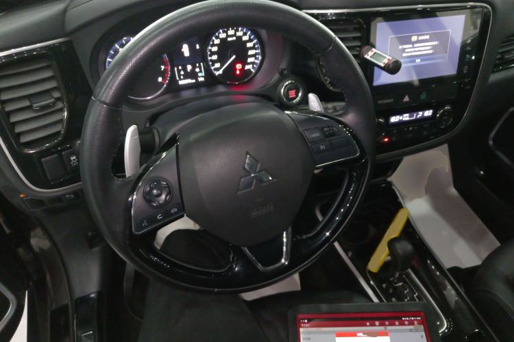 Used Mitsubishi Outlander 2018 2.4L 4x4 Elite Edition 5 Seats Steering Wheel