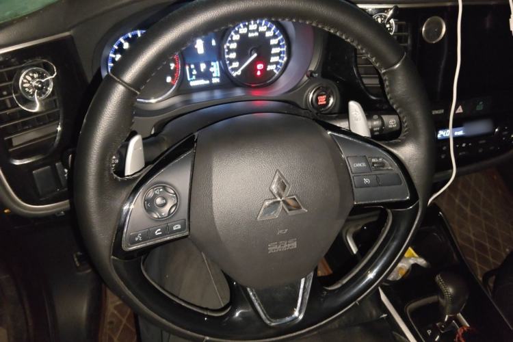 Used Mitsubishi Outlander 2018 2.4L 4x4 Elite Edition 5 Seats Steering Wheel