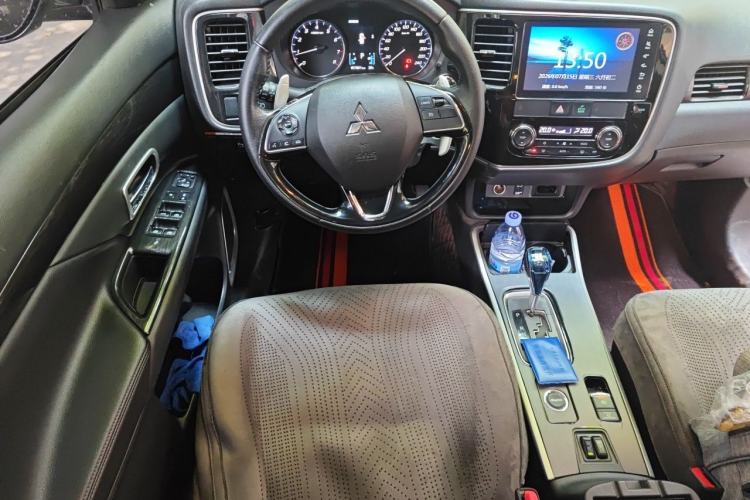 Used Mitsubishi Outlander 2018 2.4L 4x4 Elite Edition 5 Seats Steering Wheel
