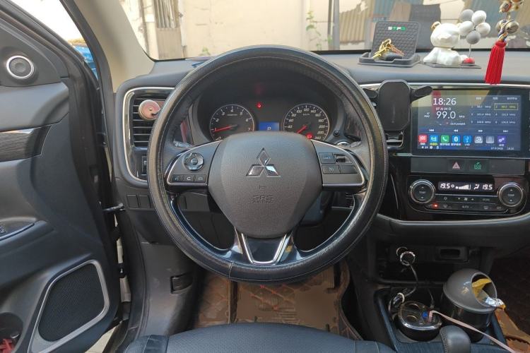 Used Mitsubishi Outlander 2018 2.0L Two-Wheel Drive Glory Edition 5 Seats Steering Wheel