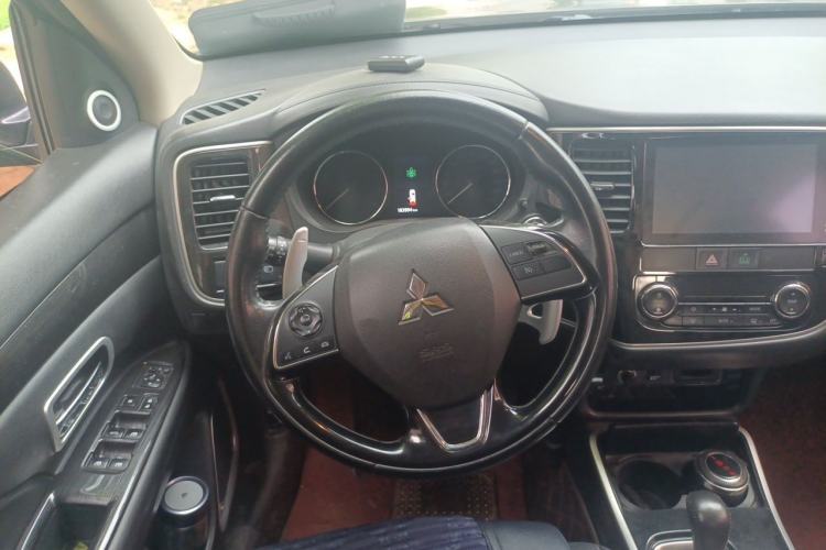 Used Mitsubishi Outlander 2018 2.4L 4x4 Elite Edition 5 Seats Steering Wheel