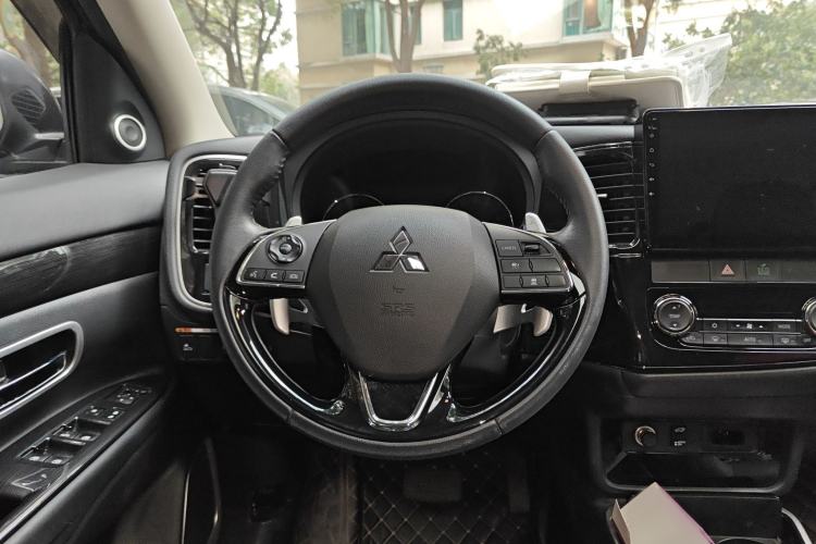 Used Mitsubishi Outlander 2018 2.4L 4x4 Prestige Edition 7 Seats Steering Wheel