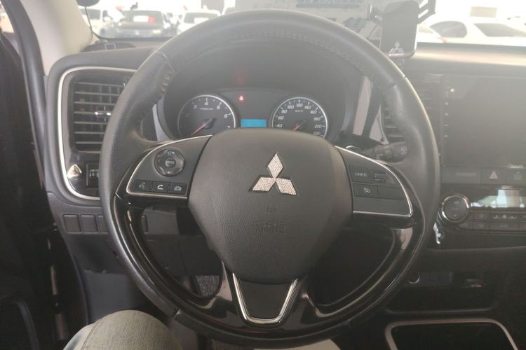 Used Mitsubishi Outlander 2018 2.0L Two-Wheel Drive Glory Edition 5 Seats Steering Wheel